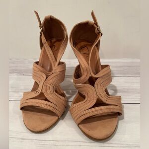 REGINA RIOS women tan suede pumps/size 5